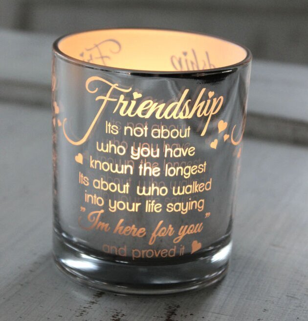 Foto av ljuslykta med budskap om vänskap och kärlek