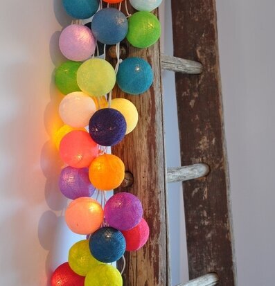 Foto av färgglad ljusslinga på rustik trästege