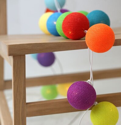 Foto av färgglad ljusslinga med texturerade bollar