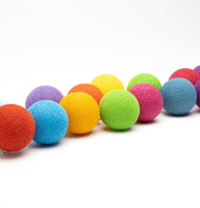 Foto av färgglad ljusslinga för inomhus och utomhus