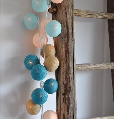 Bild av rustik trästege med harmonisk ljusslinga