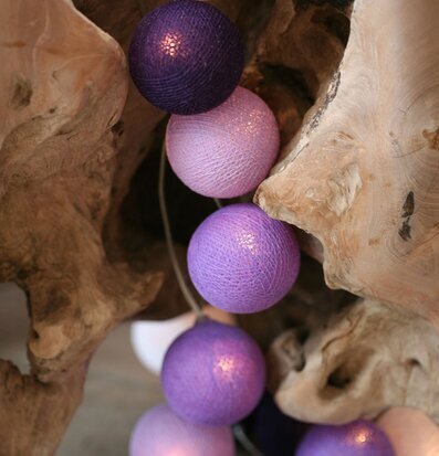 Bild av ljusslinga med färggradering och träbakgrund