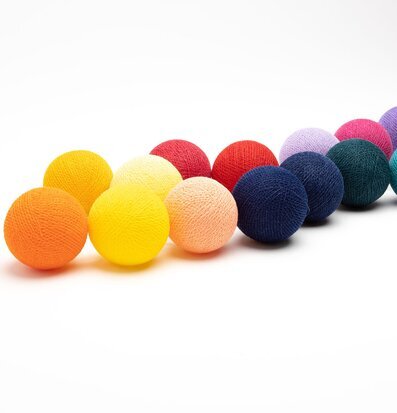 Bild av färgglada bollar med harmoniskt färgspektrum
