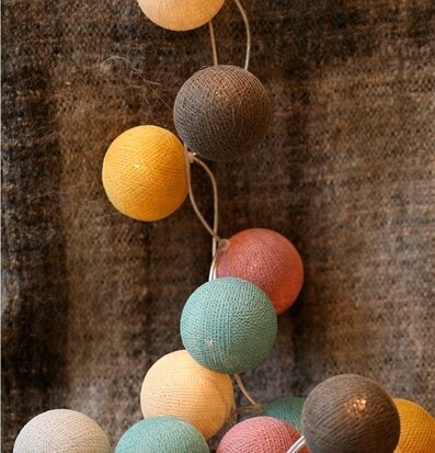 Bild av färgglad ljusslinga för mysig inredning