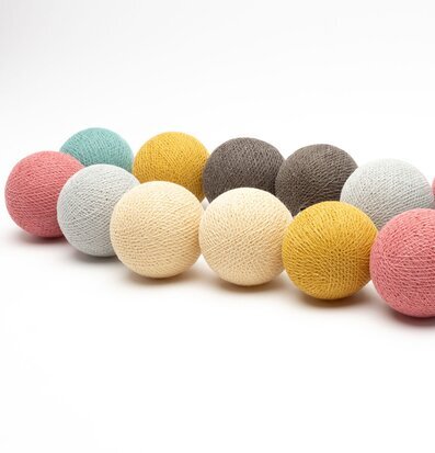 Bild av ljusslinga med färgglada bollar i garnnät