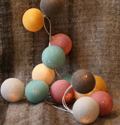 Bild av ljusslinga med kulörta bollar och varm atmosfär