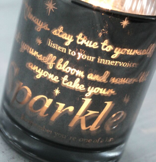 Bild av elegant ljuslykta med inspirerande textdesign