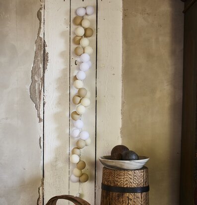 Bild av ljusslinga mot rustik träpanel i harmoni