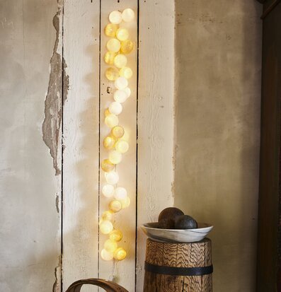 Bild av ljusslinga i rustik och hemtrevlig miljö