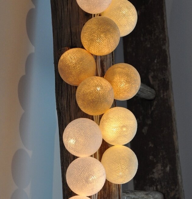 Bild av ljusslinga på rustik trappa med mjukt ljus