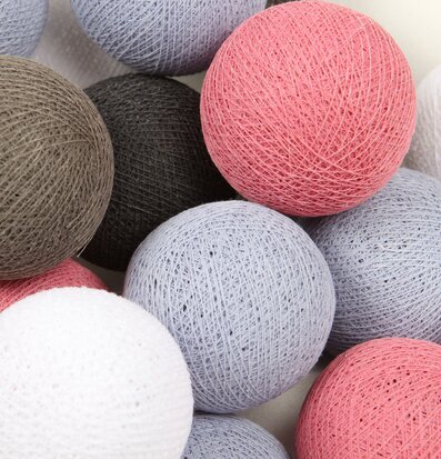 Bild av färgglad ljusslinga med dekorativa kulor