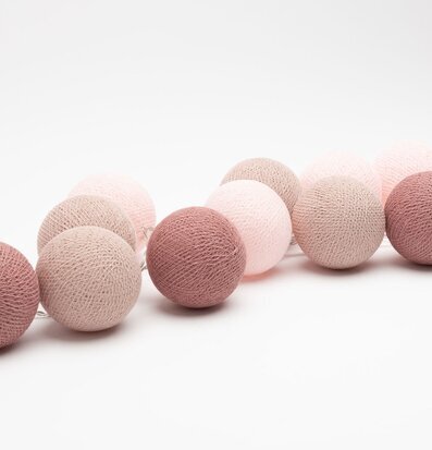 Bild av ljusslinga med rosa och beige toner