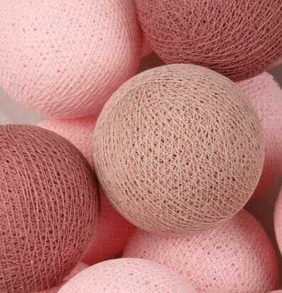 Bild av elegant ljusslinga med rosa och röda toner