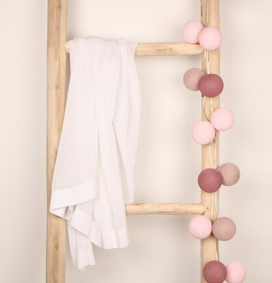 Bild av stilrent arrangemang med ljusslinga och stege