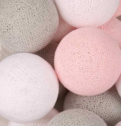 Foto av färgglada bollar i en ljusslinga för hemmet