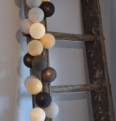 Bild av ljusslinga på rustik trästege för heminredning