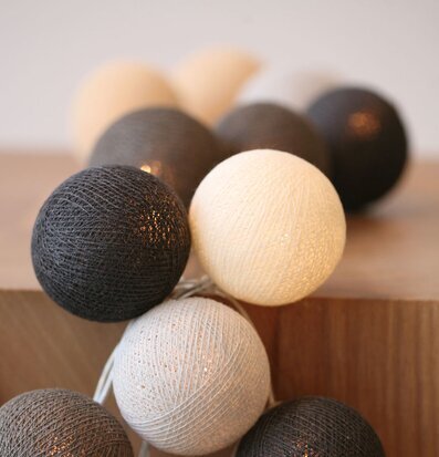 Foto av ljusslinga med klotformade ljus i milda färger