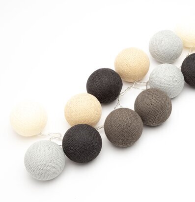 Bild av en dekorativ ljusslinga med jordnära toner