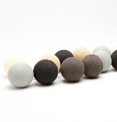 Bild av ljusslinga med texturerade sfäriska bollar