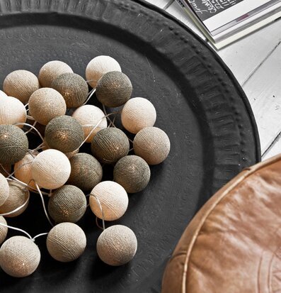 Bild av dekorativ ljusslinga i jordnära färgtoner