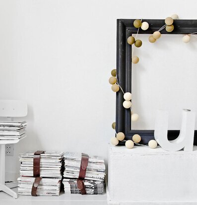 Foto av stilren interiör med ljusslinga och detaljer