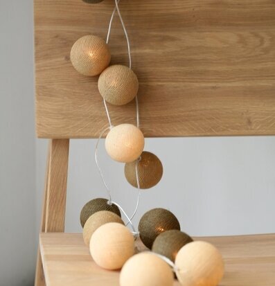 Bild av trästol med dekorativ ljusslinga