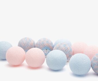 Bild av ljusslinga med färgglada bollar i fiberväv