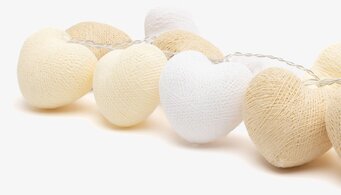 Bild av hjärtformad ljusslinga i beige och vit ton