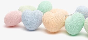 Bild av dekorativa ljusbollar i pastellfärger