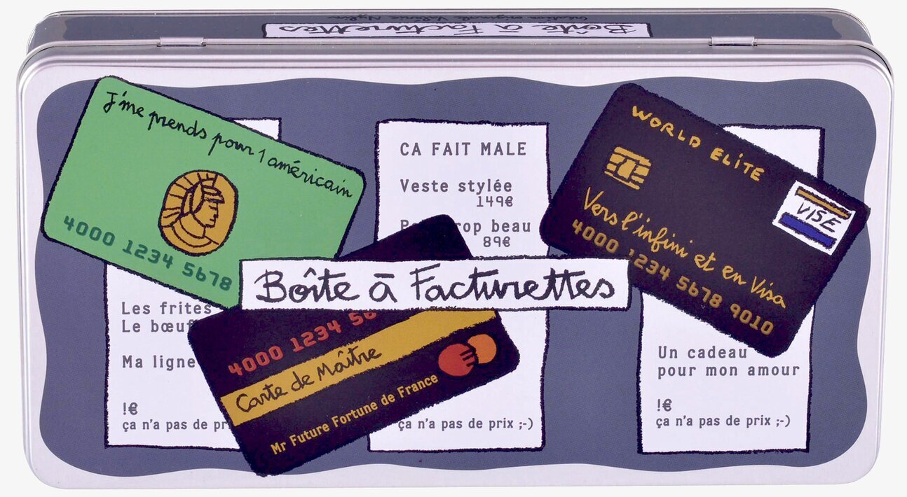 Bild av rektangulär plåtburk med kvitton och kortmotiv