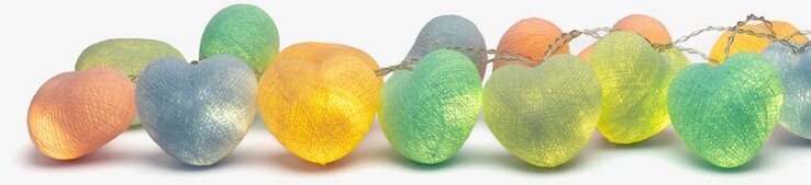 Bild av ljusslinga med färgglada och harmoniska bollar