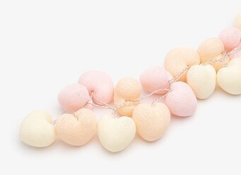 Bild av ljusslinga med bollformade lampor i pastellfärger