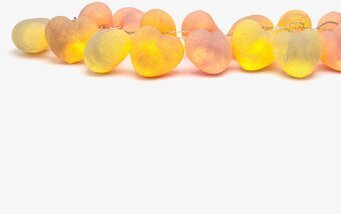 Foto av dekorativ ljusslinga med hjärtformade ljusbollar