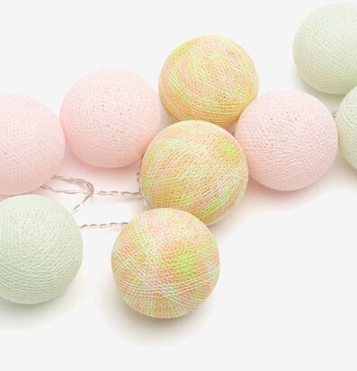 Bild av ljusslinga med mjuka pastellfärgade kulörer