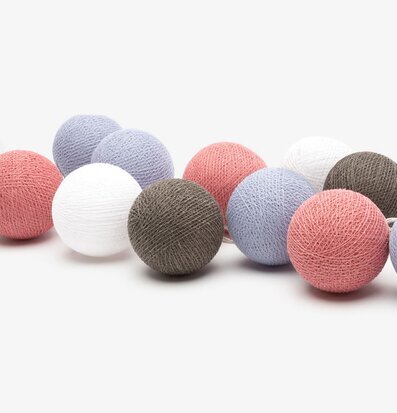 Bild av färgglada ljusbollar för mysig inredning