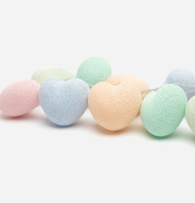 Bild av stämningsfull ljusslinga med pastellfärger