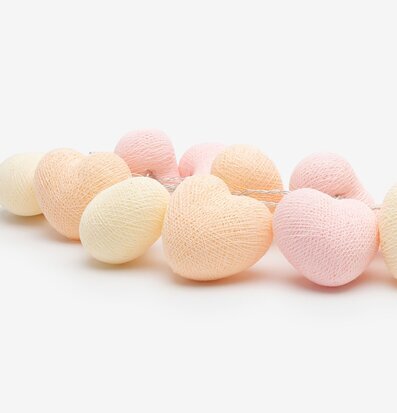 Bild av hjärtformad ljusslinga i pastellfärger