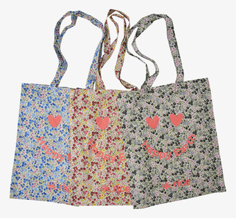 Bild av tre färgglada tygväskor med blommönster