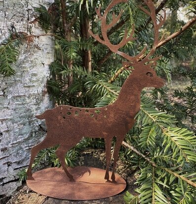 Bild av en dekorativ hjortskulptur i rostig metall