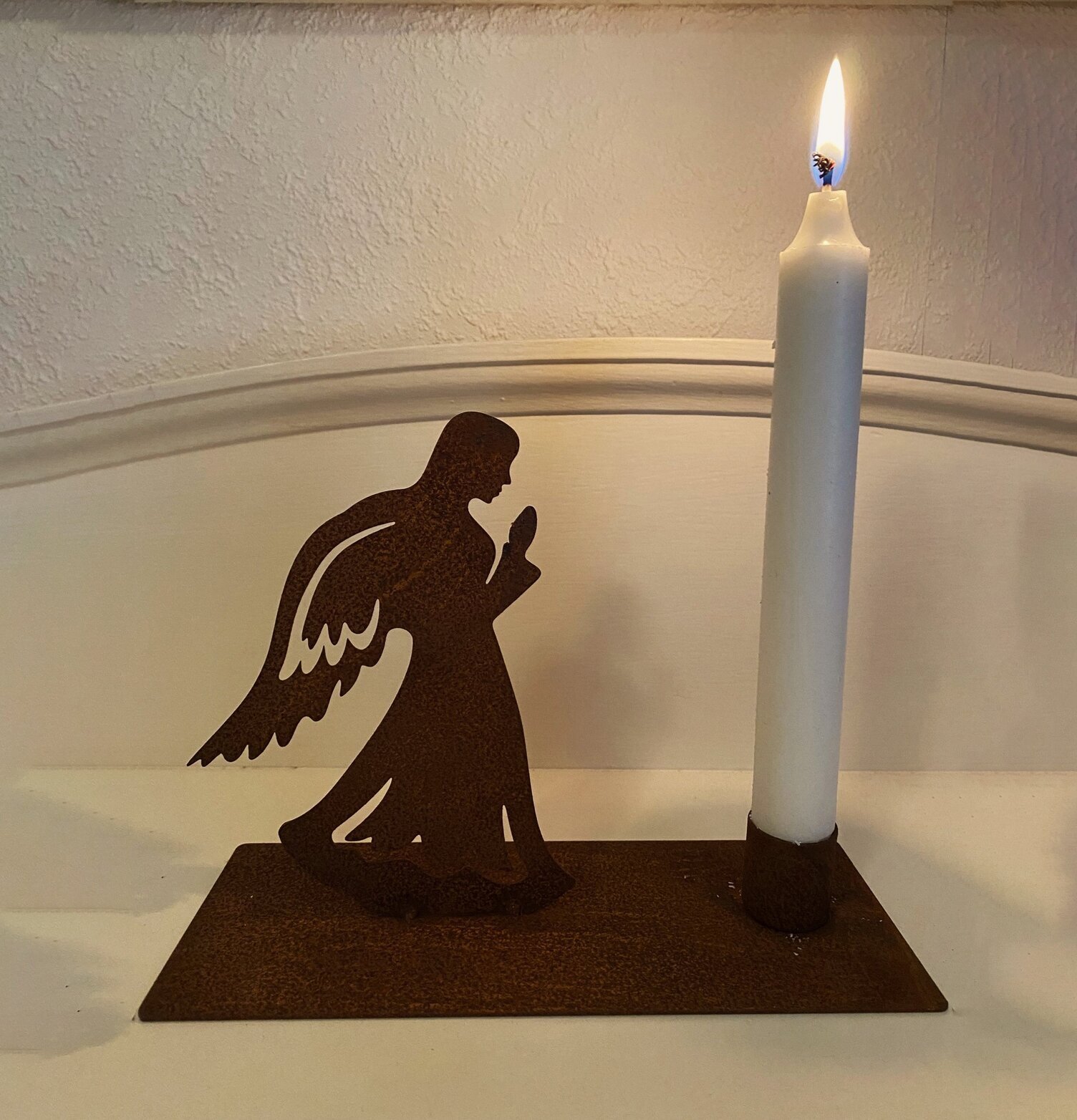 Ljusstake Ängel Rost från Lind Decoration i rostfärgad metall