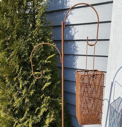 Foto av rostfärgad trädgårdsdekoration i harmoni