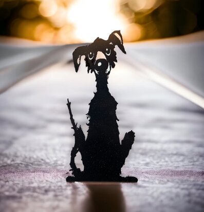 Bild av elegant hundsilhuett i metall mot ljus bakgrund