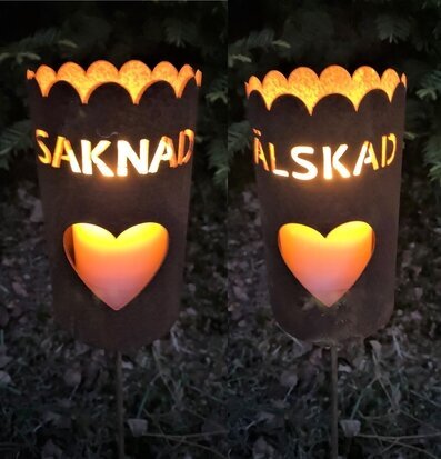 Foto av gravlykta med rostig yta och känslosamt budskap