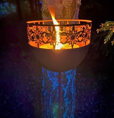 Bild av stämningsfull marschallhållare utomhus