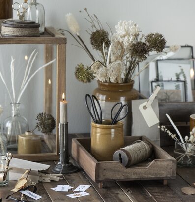 Bild av harmonisk och rustik arbetsyta med dekorationer