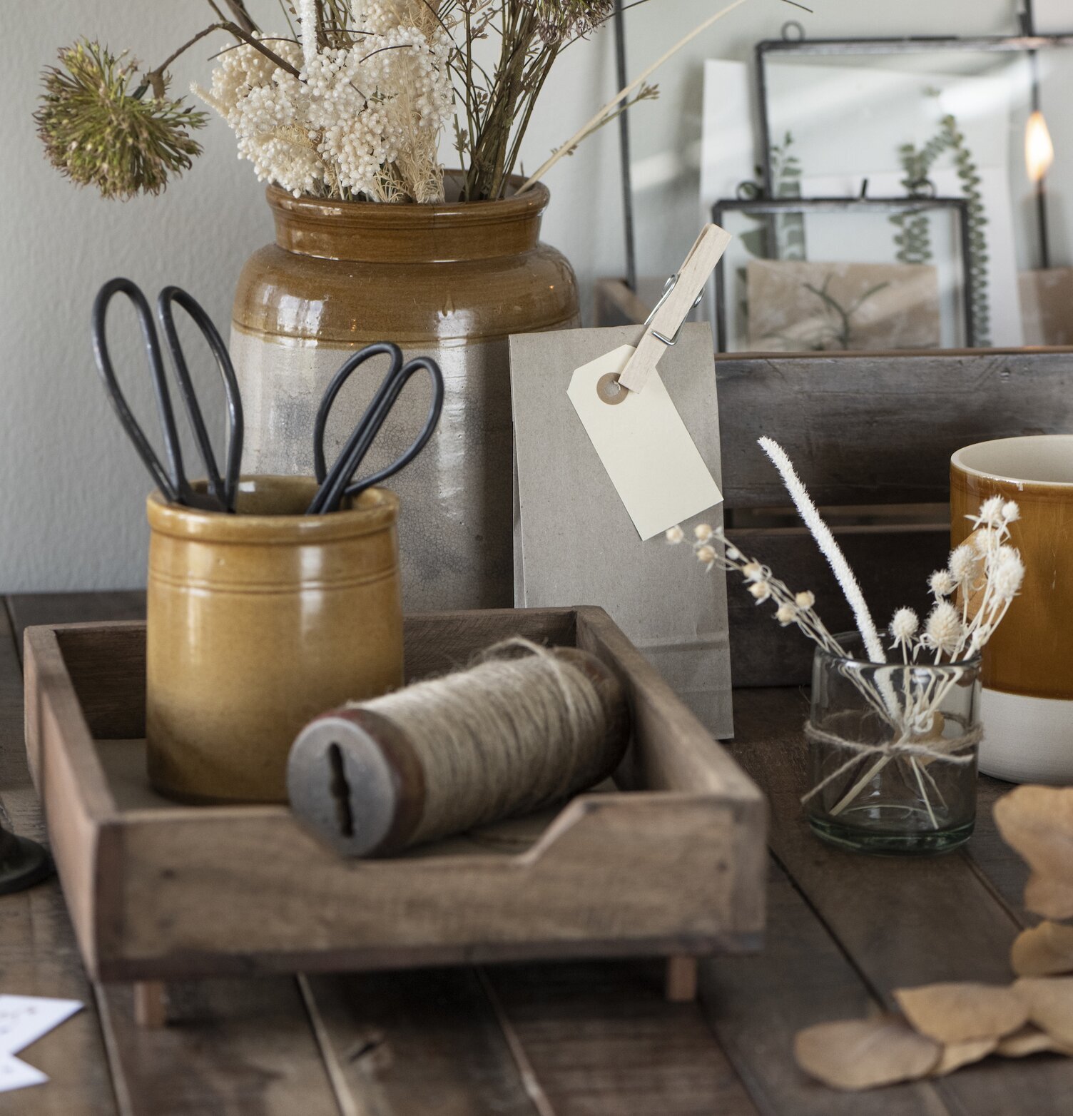 Arkivbox Unika från IB Laursen omgiven av naturmaterial