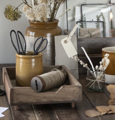 Foto: Stilleben med rustik keramik och torkade blommor