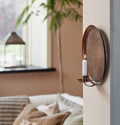 Bild av harmonisk inomhusmiljö med stilren ljusstake