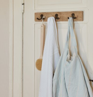 Foto av klädhängare med tre krokar och tillbehör