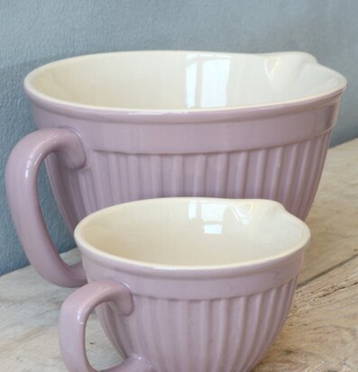 Bild av två eleganta vispskålar på rustikt träbord